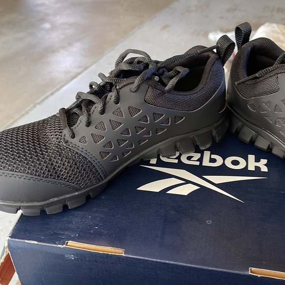 Women new pair Reebok work size 7M - Picture 8 of 9